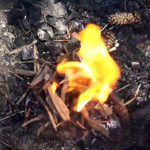 Как разжечь огонь с помощью полиэтиленового пакета