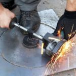 Съемное приспособление для вырезания кругов в листовом металле с помощью болгарки