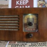Винтажный радиоприемник со шкалой и передачами времен Второй мировой войны